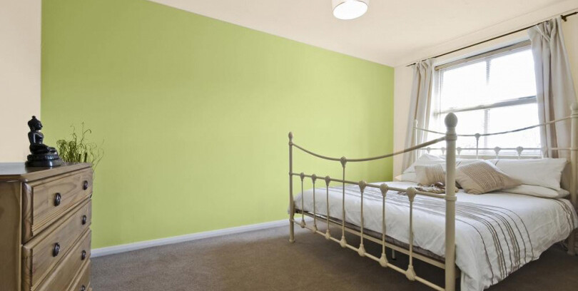 Sypialnia z drewnianą szafą i ścianą w kolorze gwiezdny kwarc