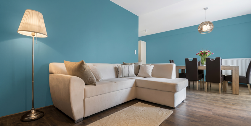 Salon &ndash; wnętrze z pomalowaną ścianą w kolorze S3040-B20G