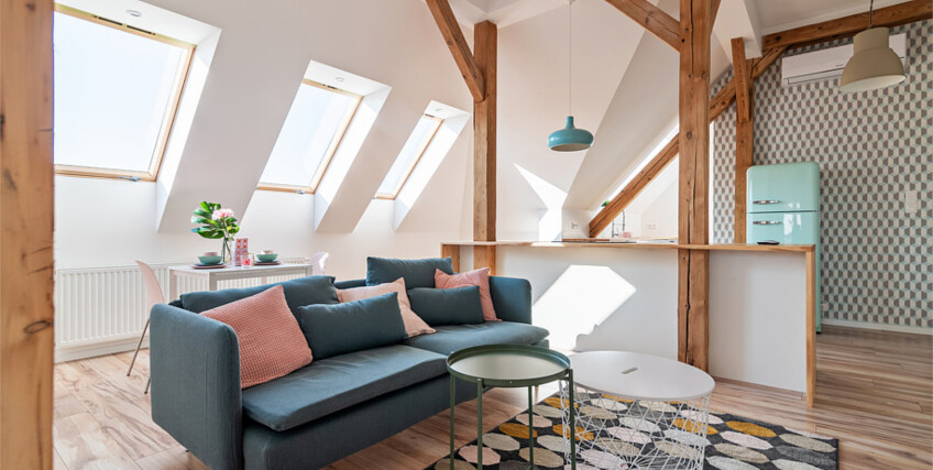 284731336-bialy-pokoju-ze-skosami-i-niebieska-sofa-C45-v2