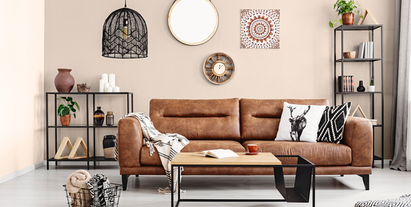 231639513-salon-z-brazowa-sofa-i-metalowymi-meblami-KL35