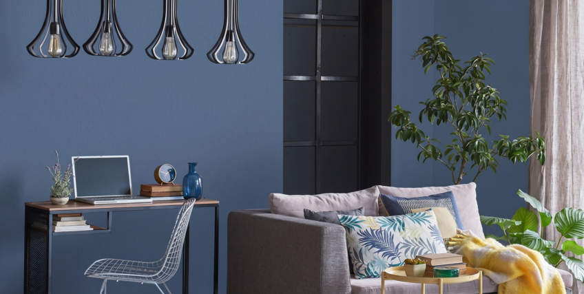 Salon z biurkiem i sofą w odcieniu ciemnego niebieskiego S5020-R80B