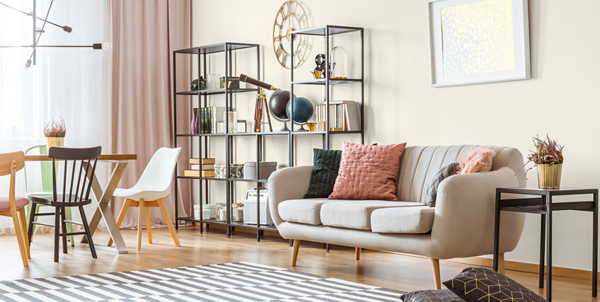 189633375-salon-z-jasna-sofa-i-drewniana-podloga-C48