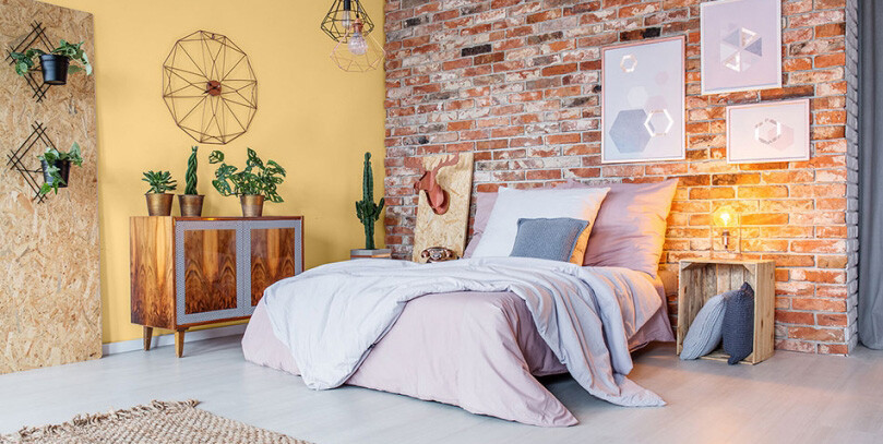 sypialnia-w-stylu-vintage-ze-sciana-w-kolorze-moc-jadeitu