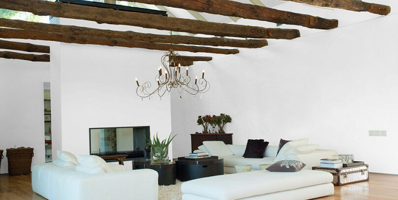 bialy-salon-z-drewnianymi-stropami