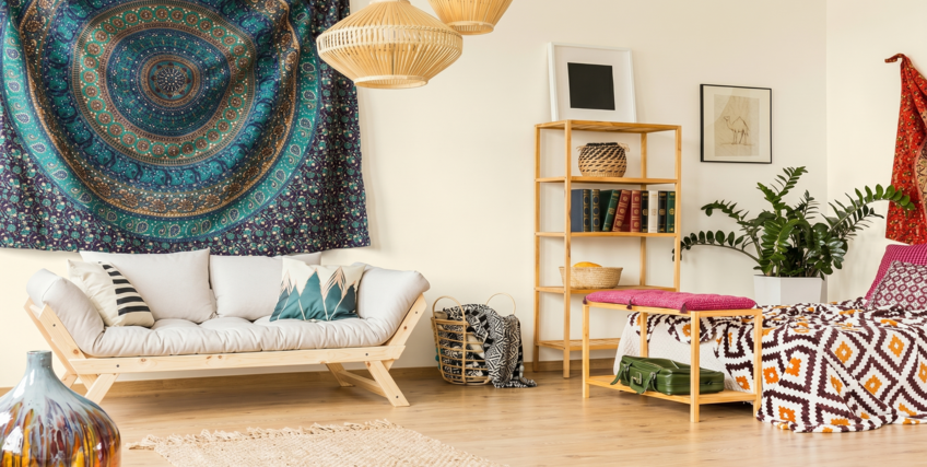 Sypialnia w stylu boho z beżową ścianą i drewnianymi meblami.