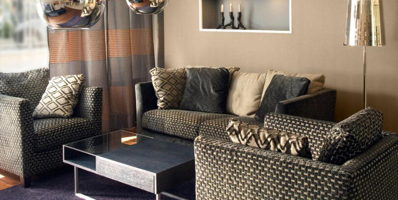 bezowy-kolor-farby-w-salonie