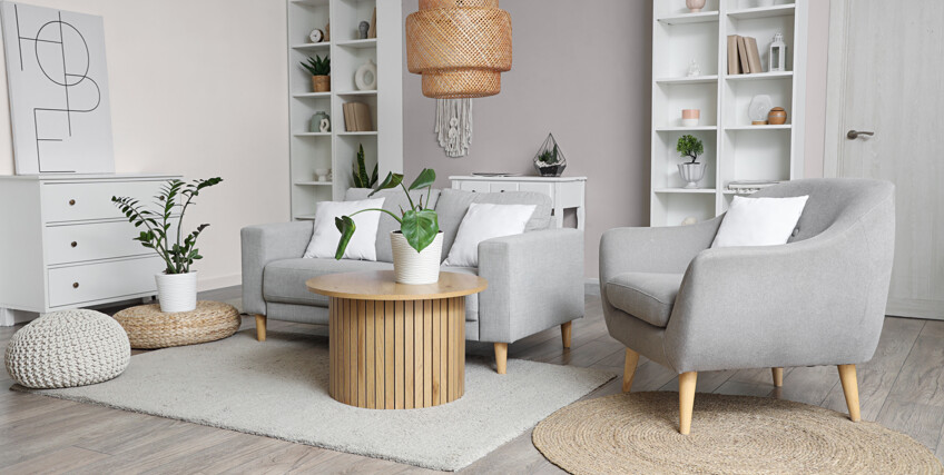 1149500337-szary-salon-z-drewnianym-stolikiem-i-wiklinowa-lampa-KL18-KL17