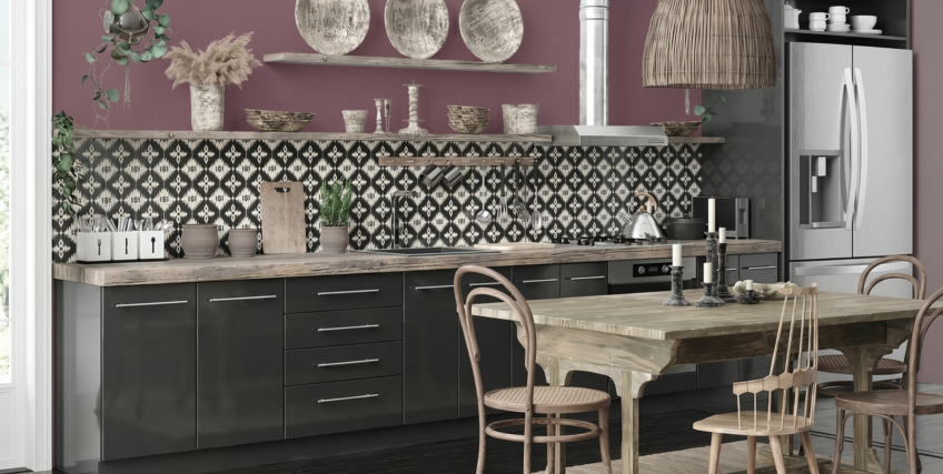 Rustykalna kuchnia z elementami boho, ściana w kolorze S5030-R30B (brudny róż)