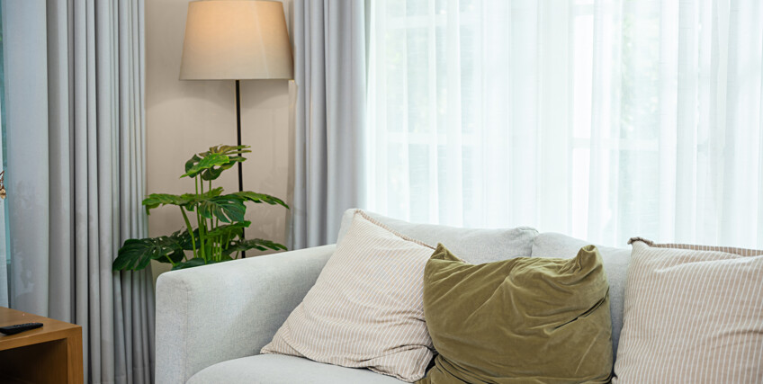 1349415600_pokoj-z-szara-sofa-i-poduchami_C49