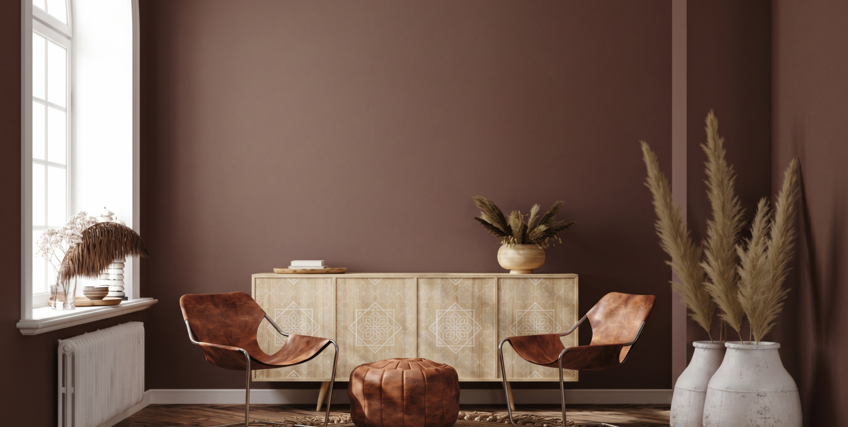 Salon w stylu boho z brązowymi ścianami S5540-Y90R i drewnianymi meblami.