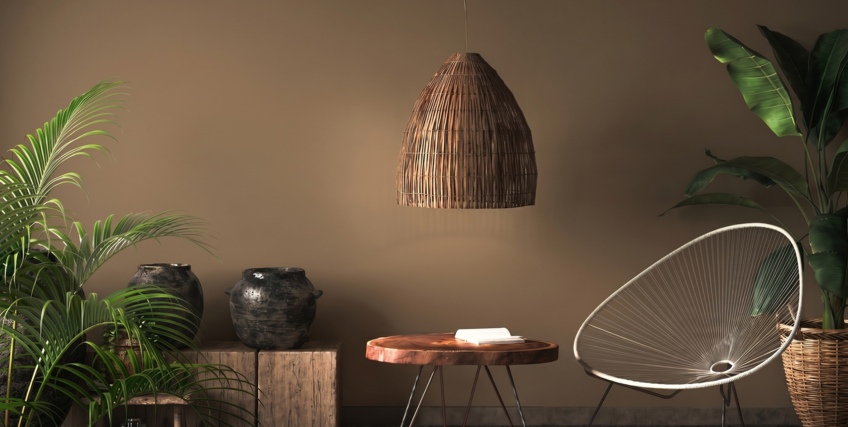 Salon w stylu boho z brazowymi scianami i egzotycznymi roslinami