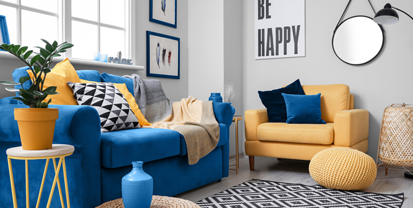 328484698-pokoj-niebieska-sofa-zolty-fotel-C29