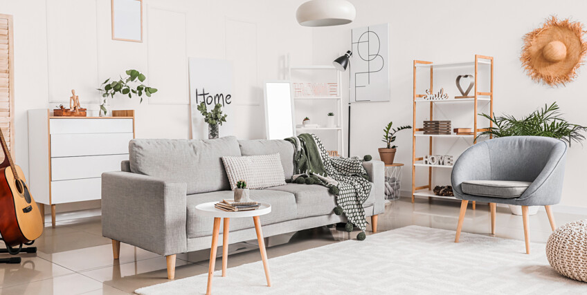 371926762-jasny-salon-wiklinowy-kapelusz-na-scianie-KL04