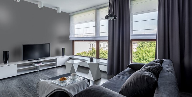 salon-z-duzymi-oknami-w-bloku