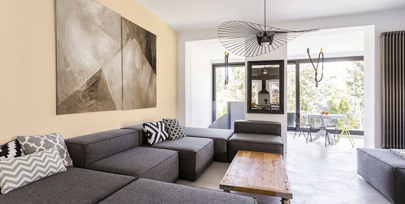 przestronny-salon-z-pomaranczowa-sciana