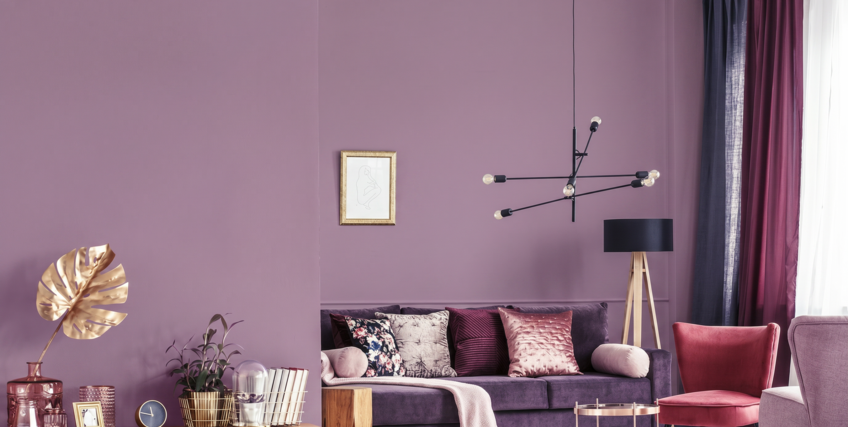 Salon w stylu eklektycznym z fioletową kanapą i ścianą w kolorze lila (S3030-R40B)