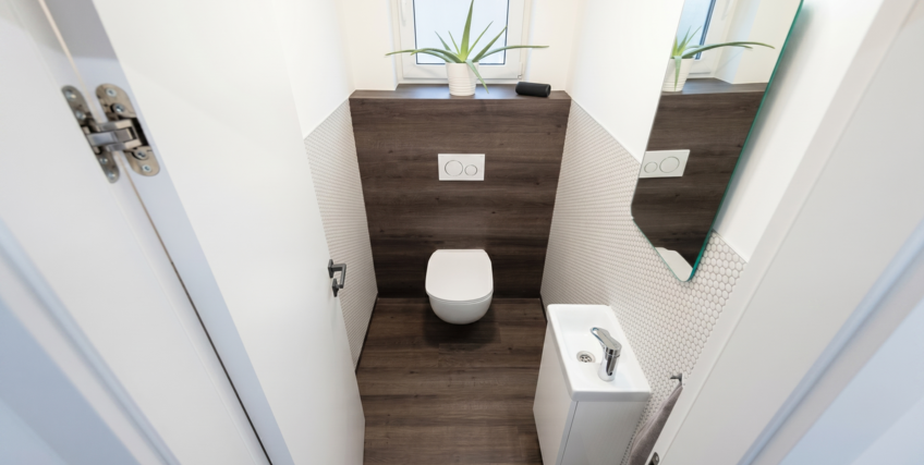 Salon &ndash; wnętrze z pomalowaną ścianą w kolorze B5 czysta biel