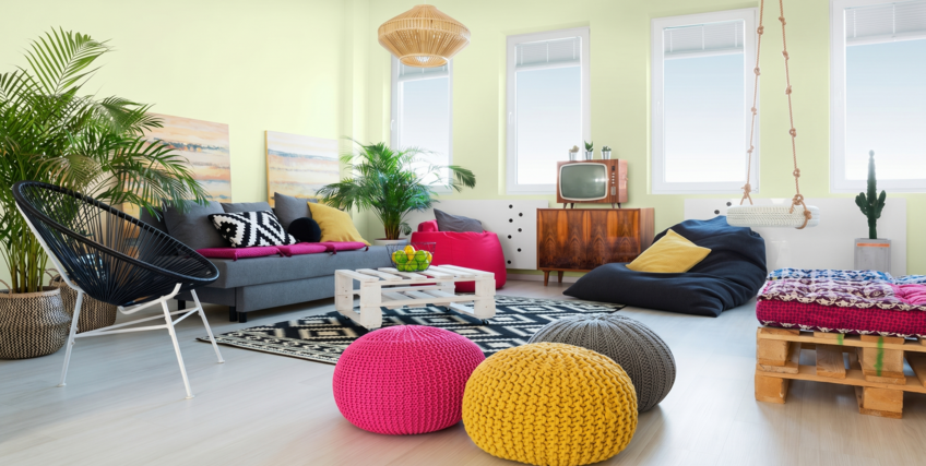 Nowoczesny salon w stylu boho z meblami z palet i zielono-ż&oacute;łtymi ścianami S0510-G90Y