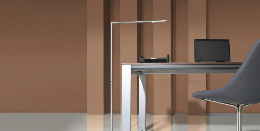 Biuro z biurkiem i laptopem oraz designerską lampą podłogową  w kolorze terakoty z elementami 3D (S6020-Y60R)