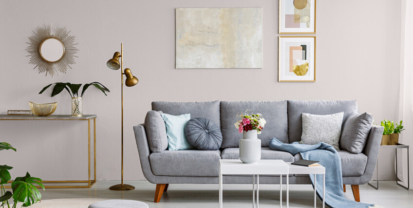 207936756-salon-z-szafa-sofa-i-zlotymi-dodatkami-KL14