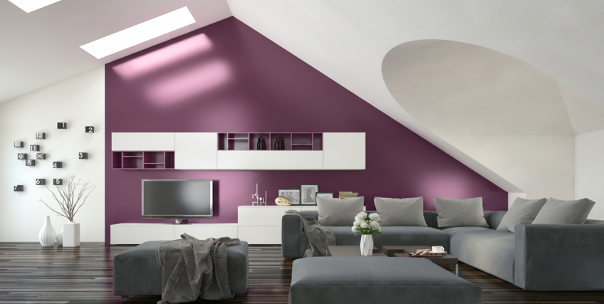 Salon w nowoczesnym stylu ze ścianą pomalowaną w kolorze śliwkowym