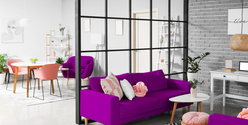 501035173-kolor-jagodowy-w-loftowym-salonie-C30-C45
