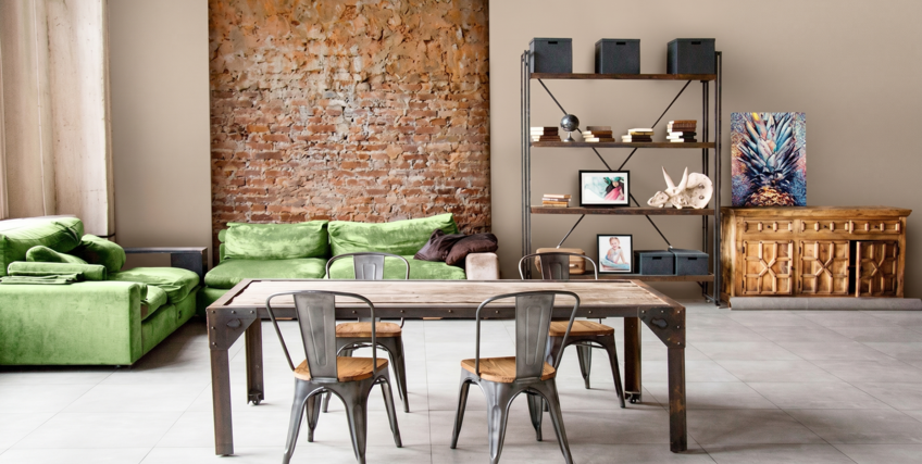 Salon w stylu industrialnym z sofą w zielonym kolorze i ścianą w odcieniu beżowo-brązowym S2010-Y50R