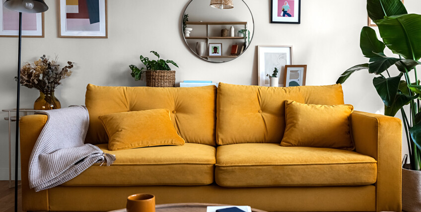 496028336_pokoj-z-zolta-sofa-i-lustrem-na-scianir_C77