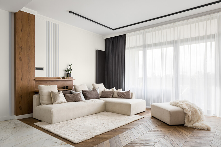 310188775-jasny-salon-z-drewnianymi-lamelami-C77-C30