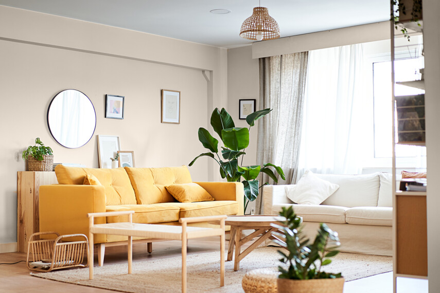 489761449-salon-z-zolta-i-biala-sofa-C2