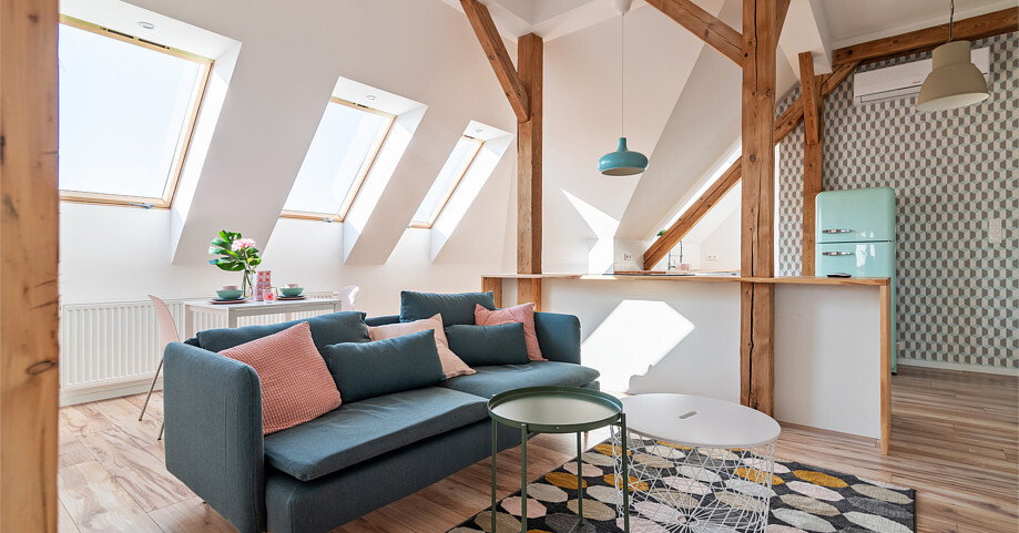 284731336-bialy-pokoju-ze-skosami-i-niebieska-sofa-C45-v2