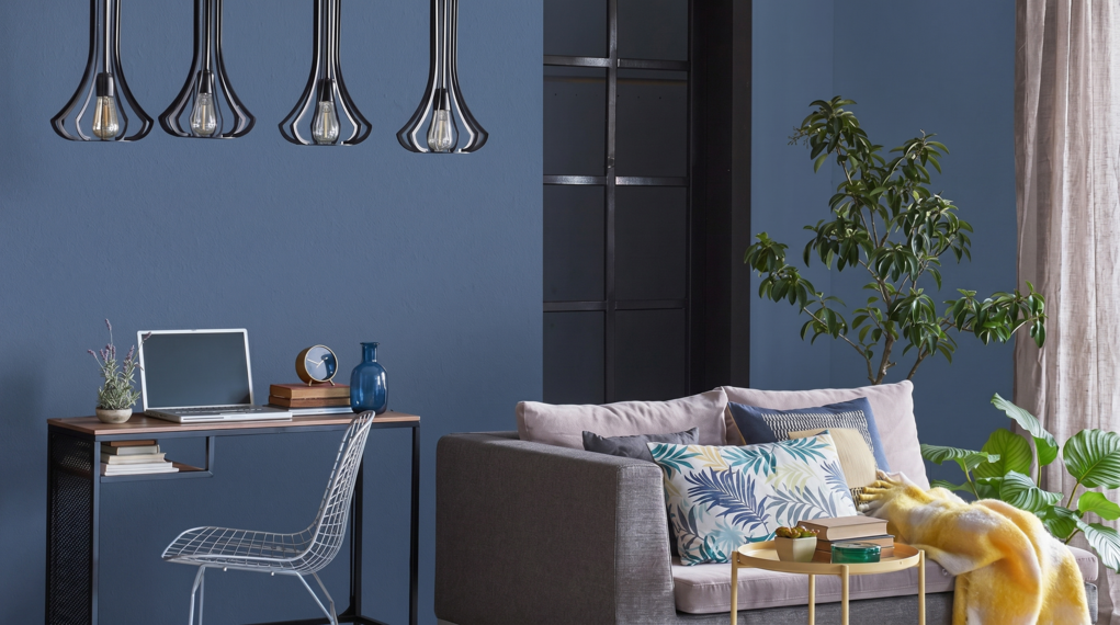 Salon z biurkiem i sofą w odcieniu ciemnego niebieskiego S5020-R80B