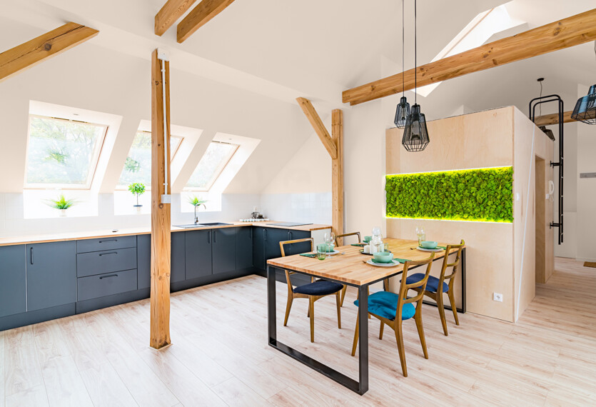 228113540-kuchnia-i-salon-ze-skosem-C79