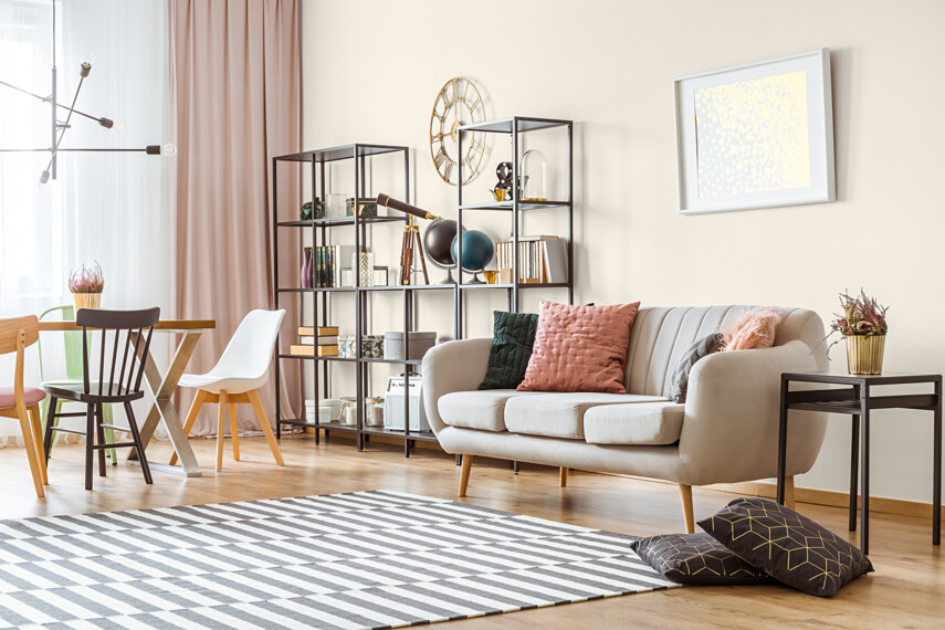 189633375-salon-z-jasna-sofa-i-drewniana-podloga-C48