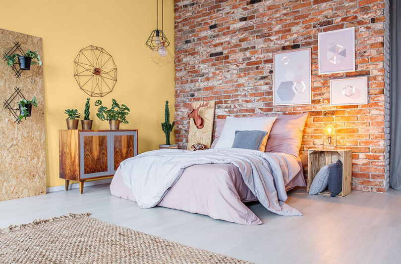 sypialnia-w-stylu-vintage-ze-sciana-w-kolorze-moc-jadeitu