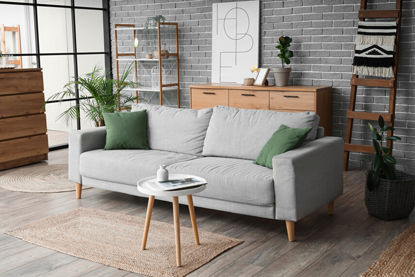 1003268701-salon-z-szara-cegla-na-scianie-i-szara-sofa-C77