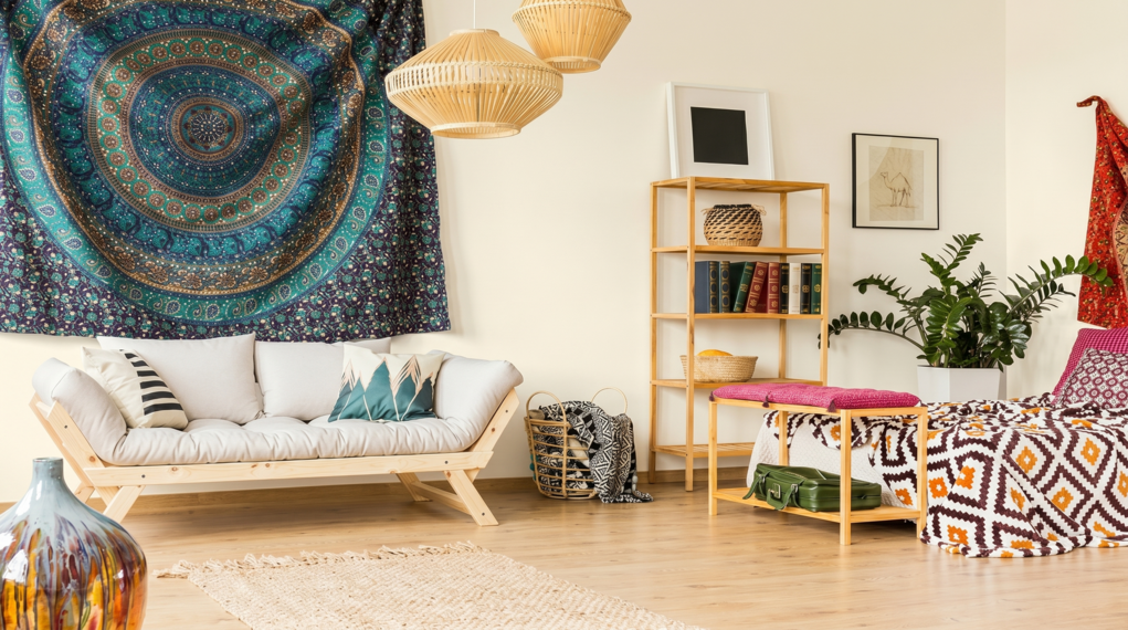 Sypialnia w stylu boho z beżową ścianą i drewnianymi meblami.