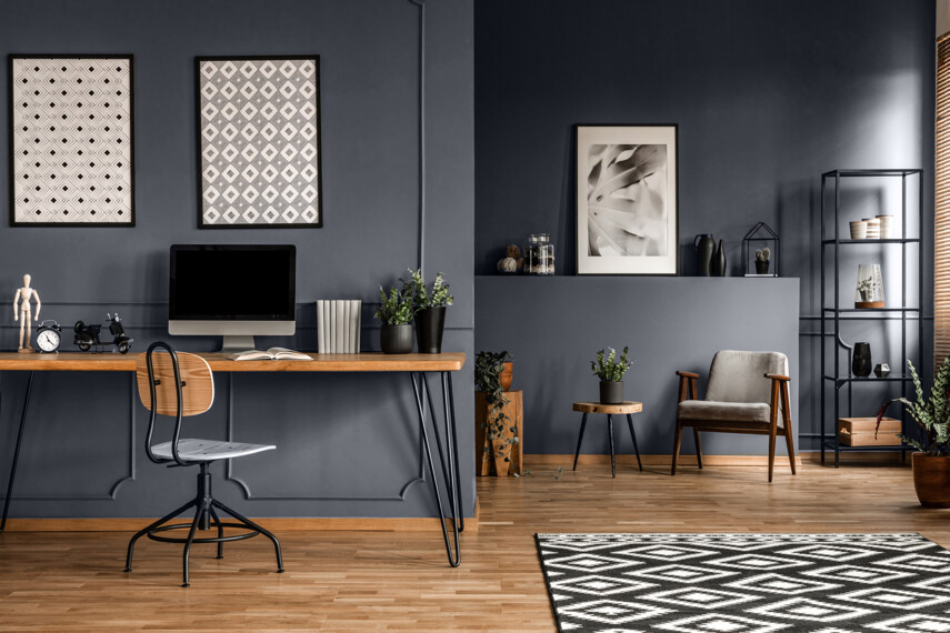 210790553-czarny-kolor-w-salonie-z-miejscem-do-pracy-C60