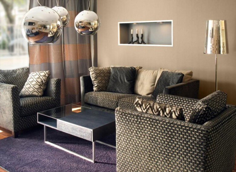 bezowy-kolor-farby-w-salonie