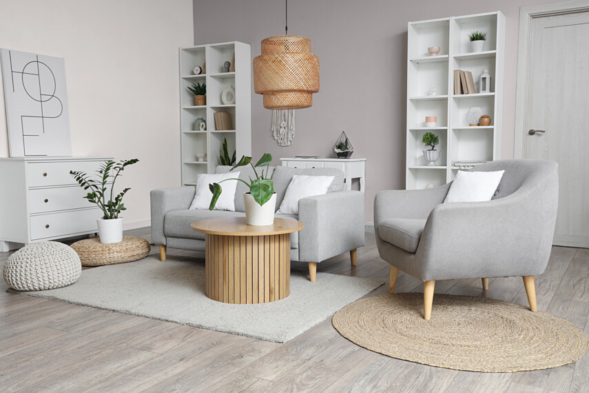 1149500337-szary-salon-z-drewnianym-stolikiem-i-wiklinowa-lampa-KL18-KL17