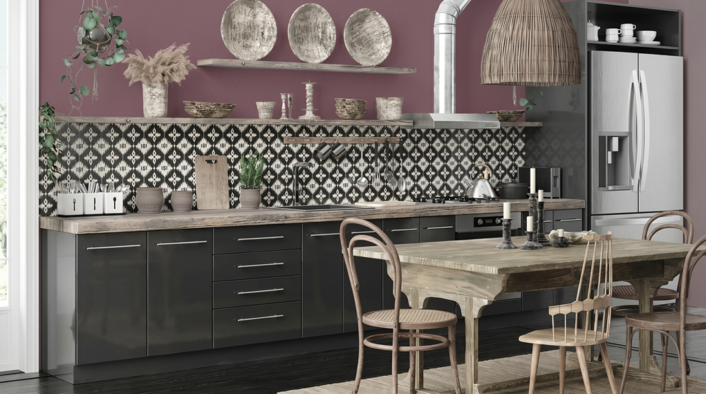 Rustykalna kuchnia z elementami boho, ściana w kolorze S5030-R30B (brudny róż)