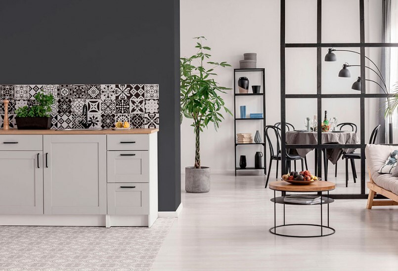 salon-z-aneksem-kuchennym-w-stylu-skandynawskim