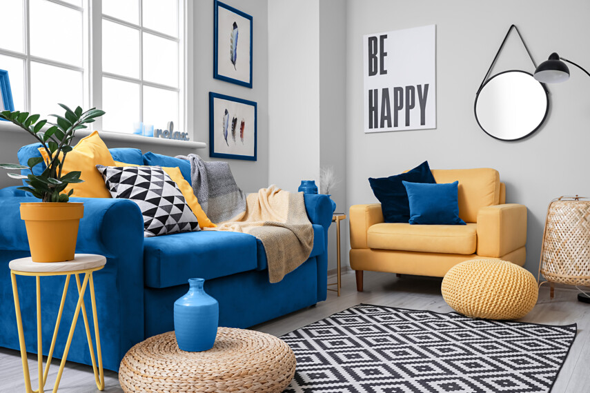 328484698-pokoj-niebieska-sofa-zolty-fotel-C29