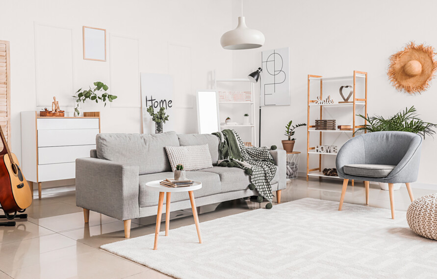 371926762-jasny-salon-wiklinowy-kapelusz-na-scianie-KL04