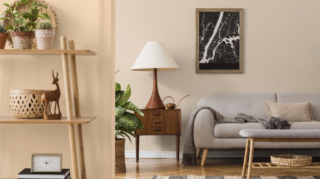 Salon w stylu boho, z jasnobeżowymi ścianami w kolorze Wyścigi Konne.