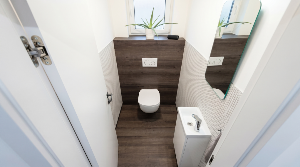 Salon – wnętrze z pomalowaną ścianą w kolorze B5 czysta biel