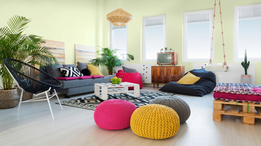 Nowoczesny salon w stylu boho z meblami z palet i zielono-ż&oacute;łtymi ścianami S0510-G90Y