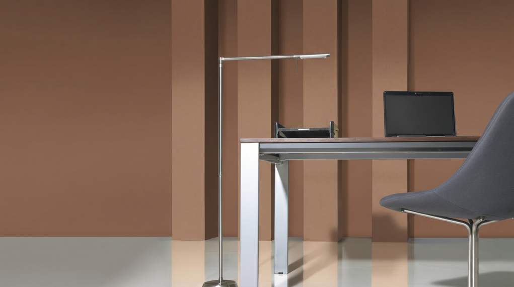 Biuro z biurkiem i laptopem oraz designerską lampą podłogową w kolorze terakoty z elementami 3D (S6020-Y60R)