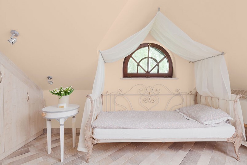 sypialnia-ze-skosami-w-stylu-vintage