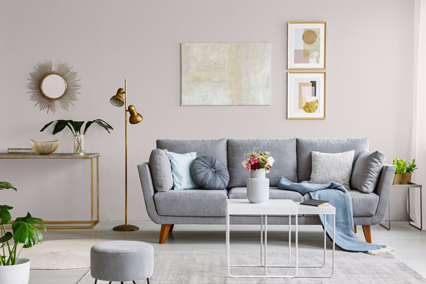 207936756-salon-z-szafa-sofa-i-zlotymi-dodatkami-KL14